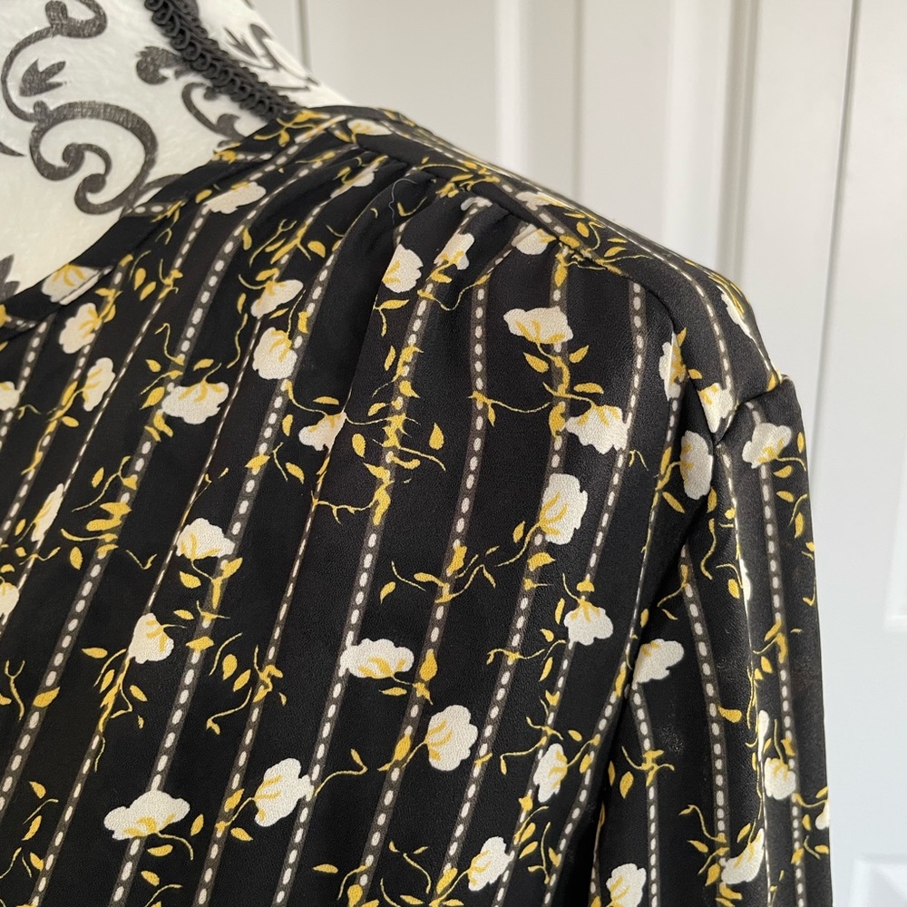 Floral blouse 🌼 - Picture 5 of 9